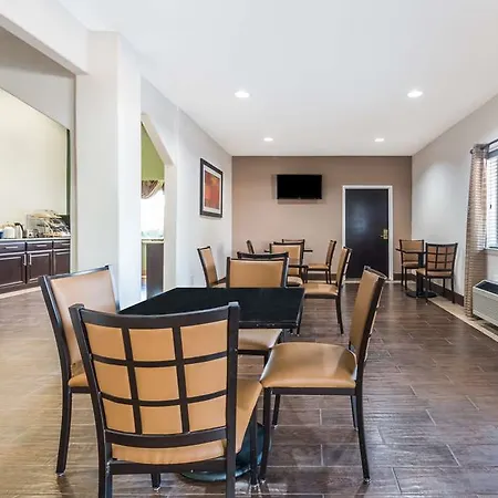 Days Inn & Suites By Wyndham Dallas 